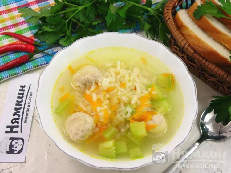 Суп с фрикадельками, рисом и овощами