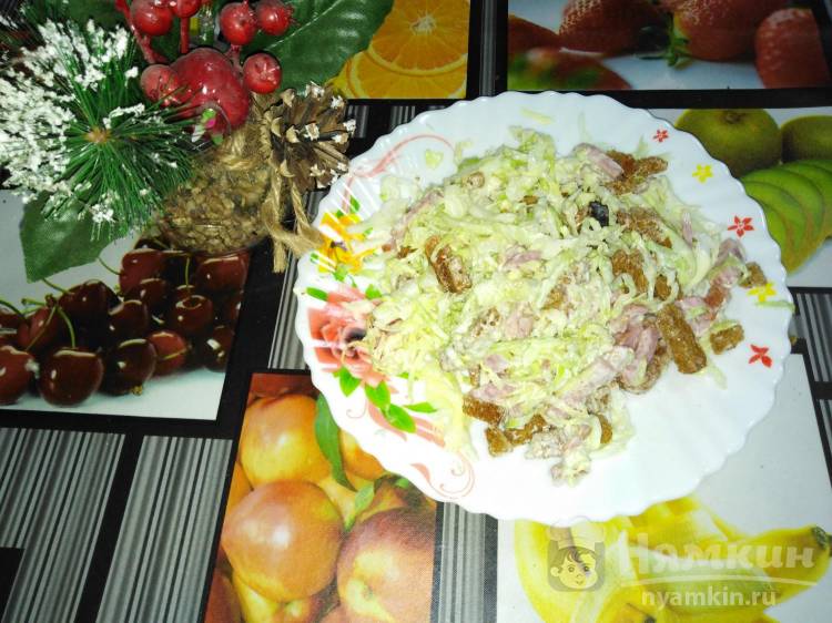 Салат Аппетитный с копчёной колбасой и капустой