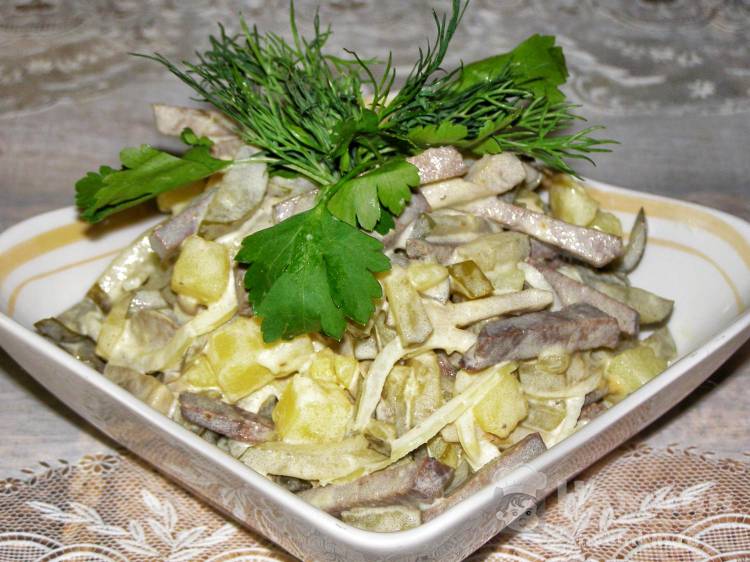 Салат из печени с маринованными огурцами и шампиньонами