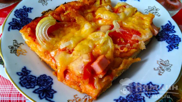 Любимая пицца с болгарским перцем, колбасой и помидорами