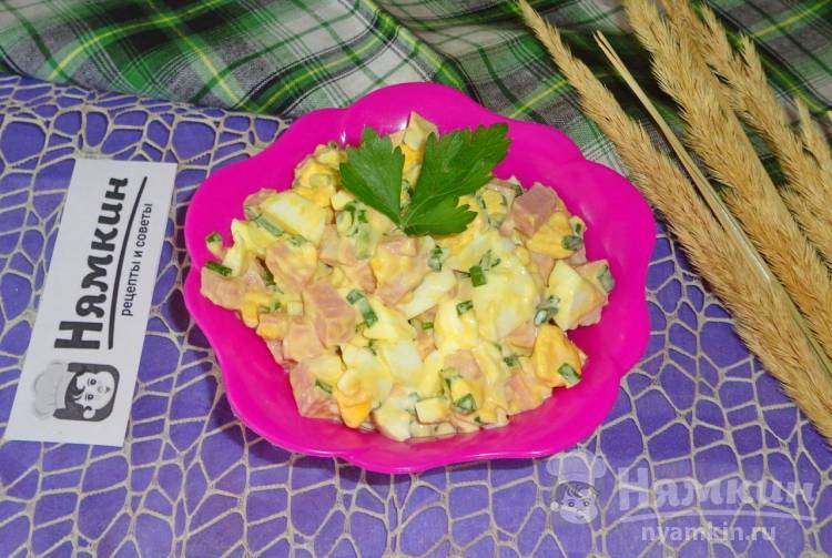 Салат с яйцами, колбасой и ревенем
