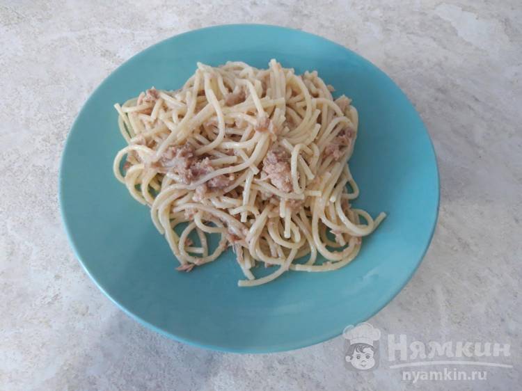 Спагетти с тушенкой и луком на скорую руку