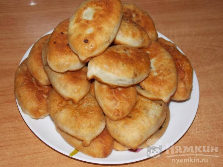 Жареные пирожки с печенью и картошкой на сковороде