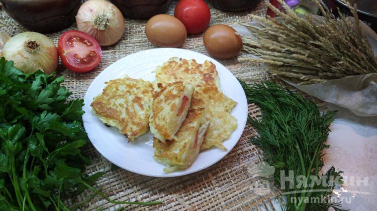 Картофельные драники с сыром и помидорами