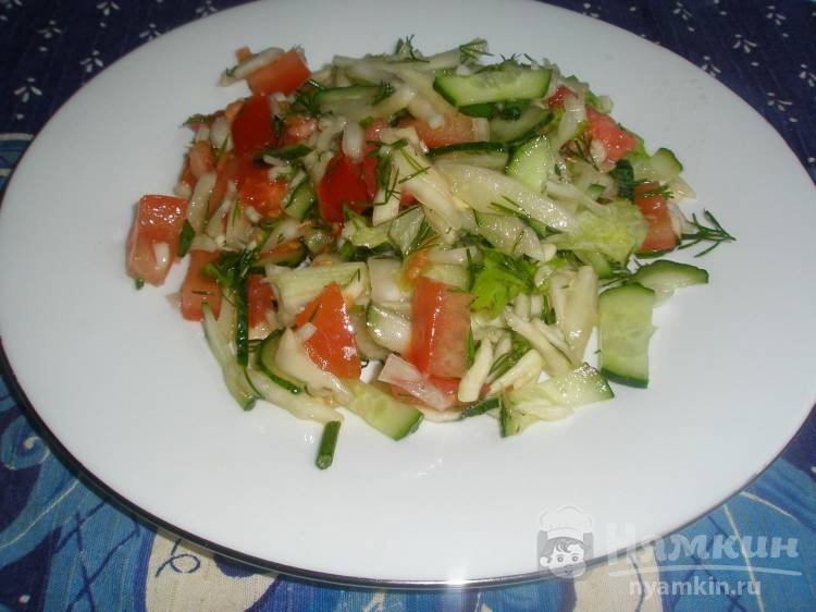 Салат из свежих овощей и зелени 