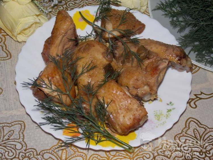 Кусочки курицы с соленым огурцом в рукаве