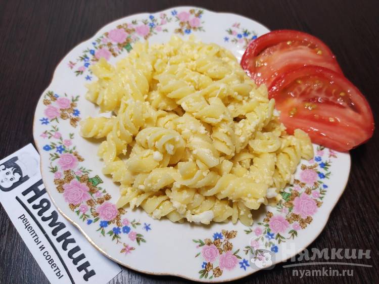 Жареные макароны с яйцом на сковороде