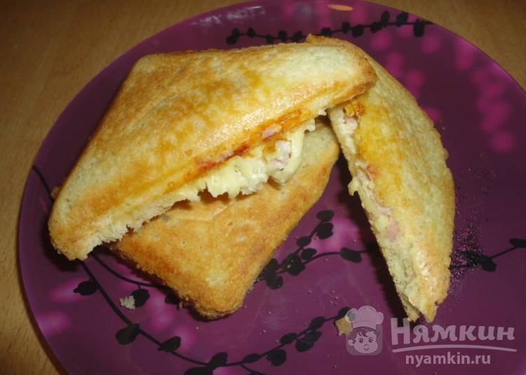 Хрустящие сэндвичи  с колбасой и сыром на завтрак в мультипекаре