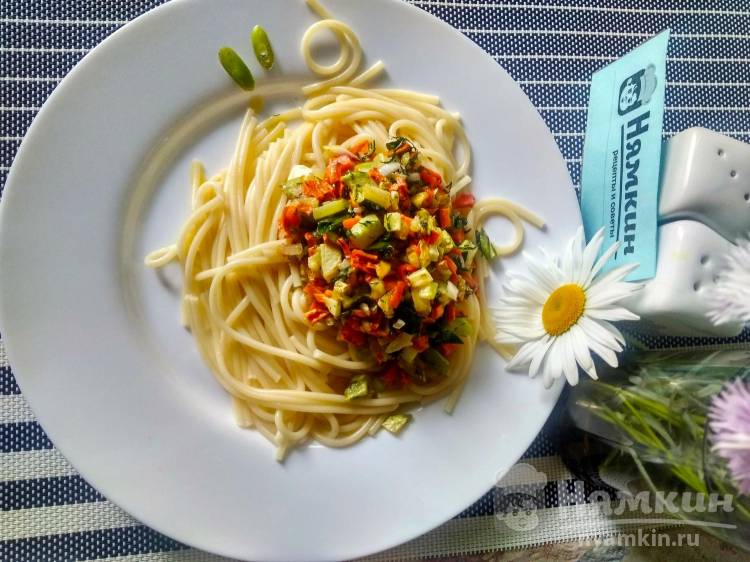 Спагетти с овощной заправкой
