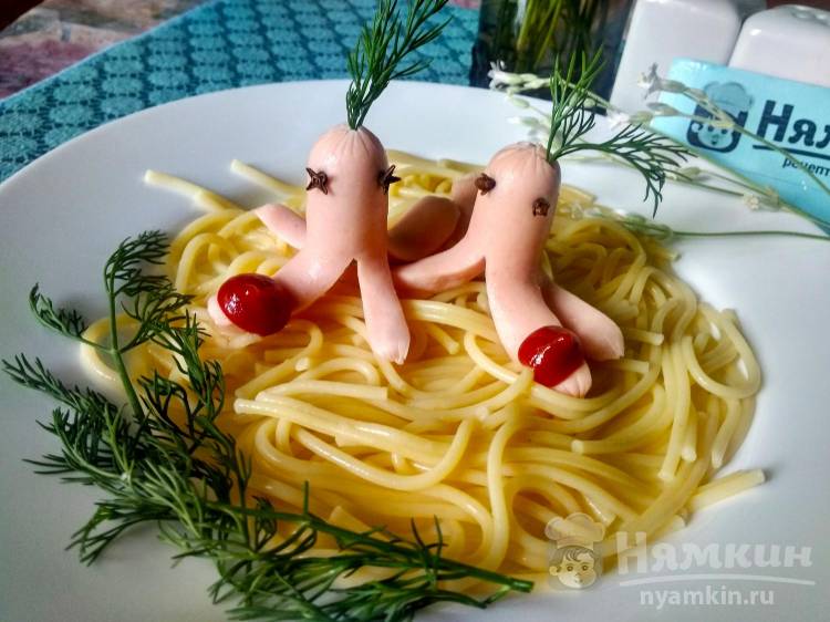 Спагетти с осьминожками из сосисок для детей