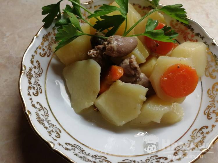Тушеные куриные сердечки с картофелем и овощами — рецепт с фото пошагово