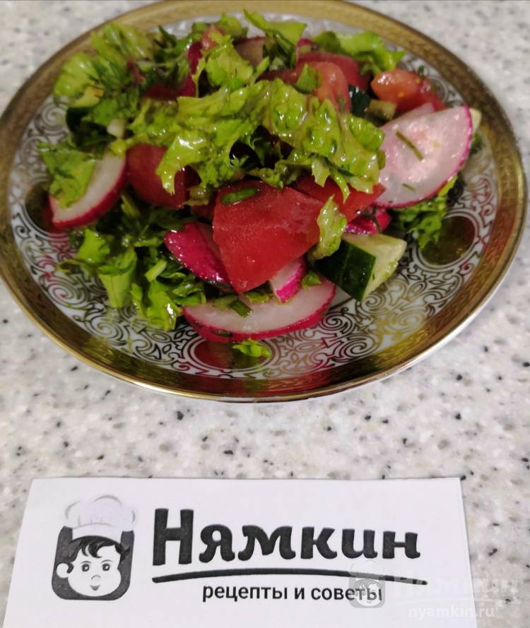 Летний салат из овощей с растительным маслом 