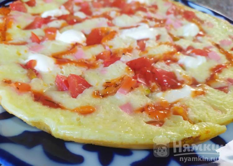 Пицца-омлет с колбасой и помидорами на завтрак