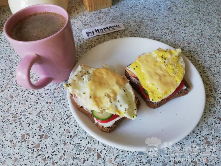 Бутерброды на чёрном хлебе с яйцом, огурцом и помидором