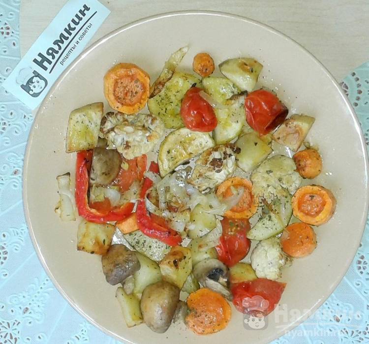 Традиционный английский Roast Dinner - запеченные овощи с оливковым маслом
