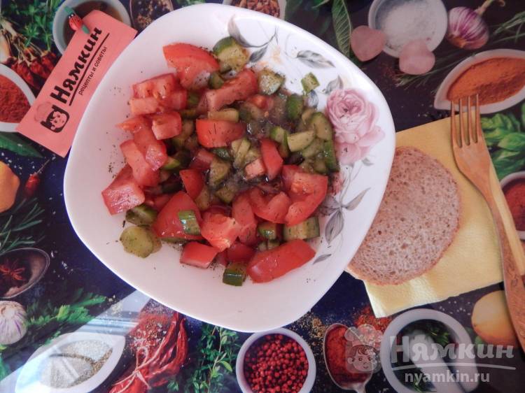 1. Салат с помидорами, крабовыми палочками и сыром