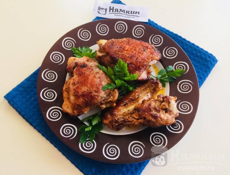 Домашняя курица с майонезом и копченой паприкой на сковороде 