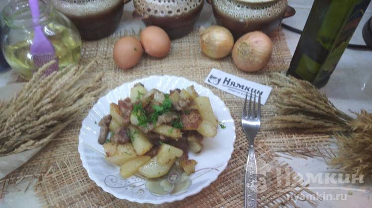 Жареная картошка со свининой и чесноком на сковороде