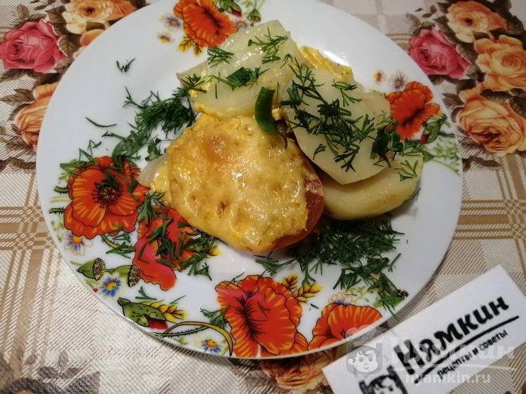 Картошка с мясом, помидором и сыром в духовке
