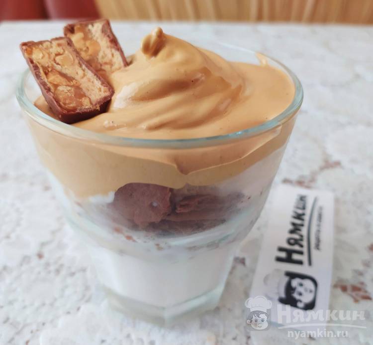 Десерт из мороженного с шоколадным печеньем и кофе