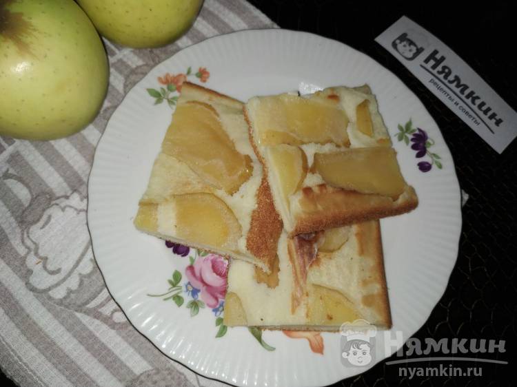 Тонкий пирог с яблоком на молоке