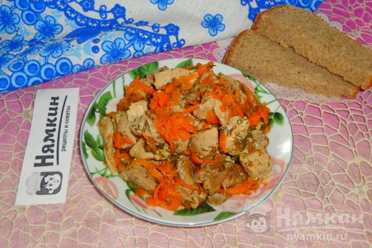 Индейка со щавелем, морковью и сметаной на сковороде