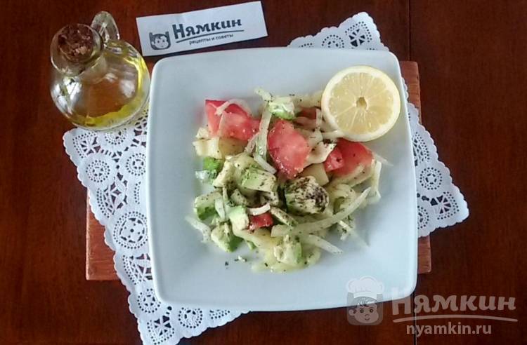 Греческий салат из авокадо и овощей