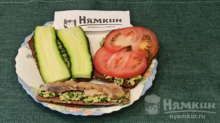ПП бутерброды из авокадо, красной рыбы и овощей