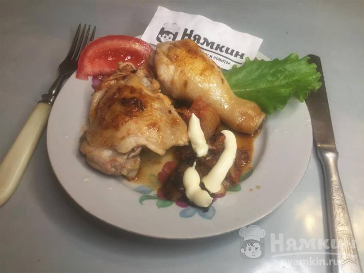 Жареная курица с чесноком и помидором на сковороде