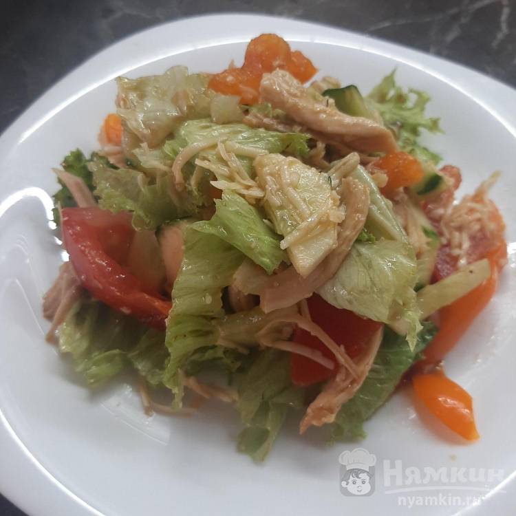 Полезный салат с куриной грудкой, листьями салата и болгарским перцем