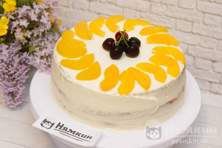 Бисквитный торт в мультиварке со сливочно-сырным кремом и консервированными персиками