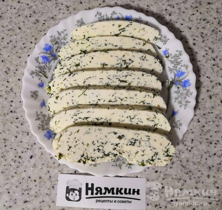 Домашний сыр из сметаны и молока с укропом
