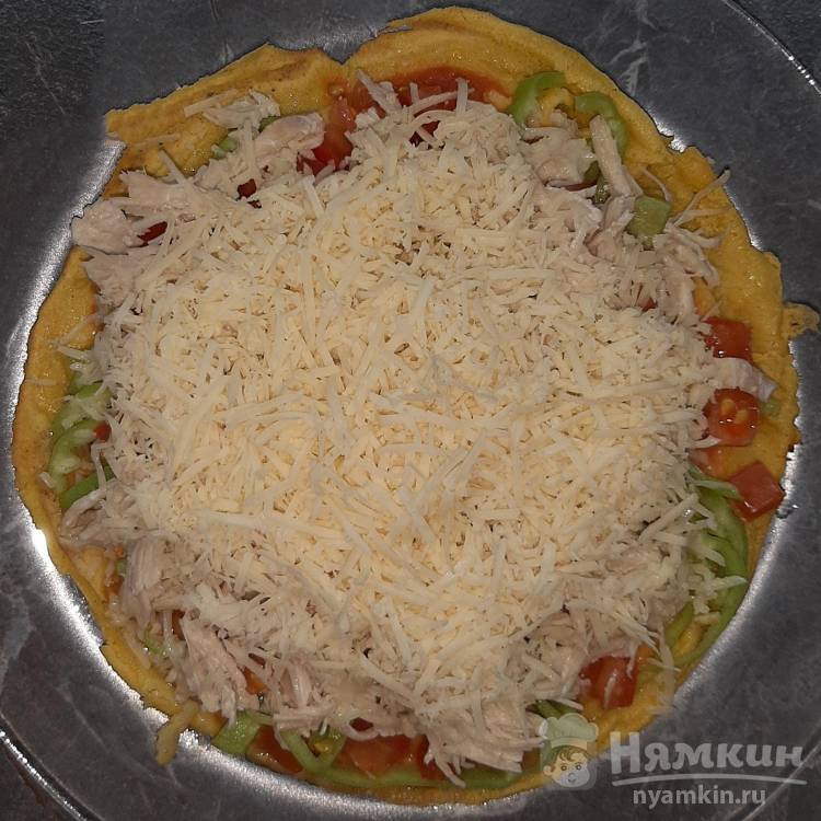 Диетическая пицца из кукурузной муки с курицей на сковороде