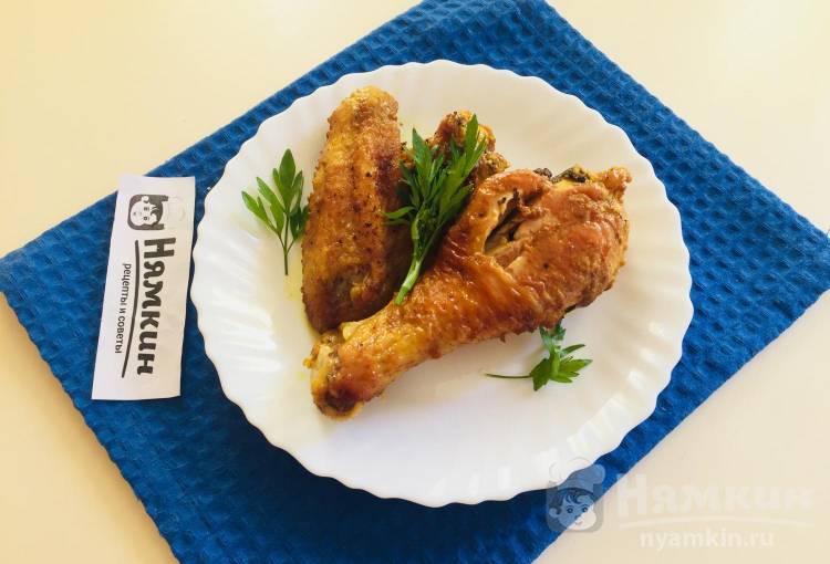 Курица с куркумой, майонезом и специями на сковороде