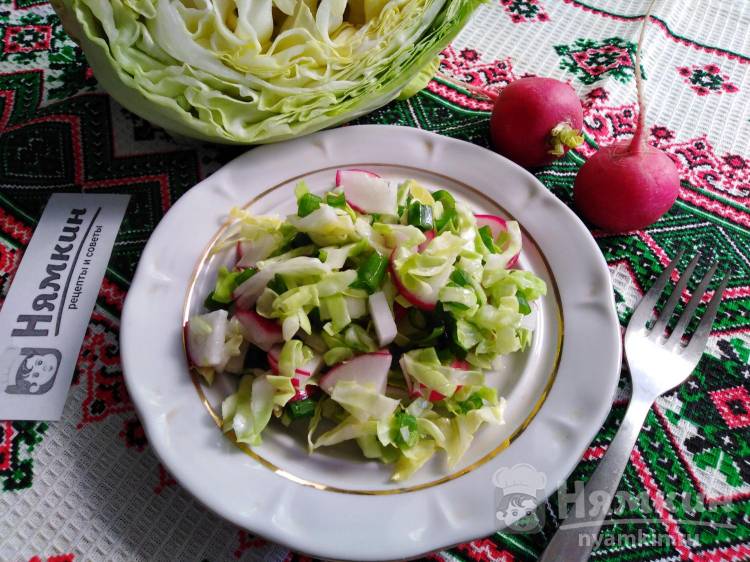 Салат из редиски и молодой капусты с подсолнечным маслом