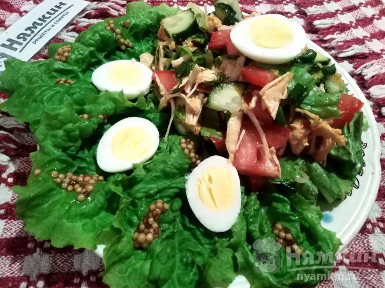 Салат с курицей, перепелиными яйцами и овощами