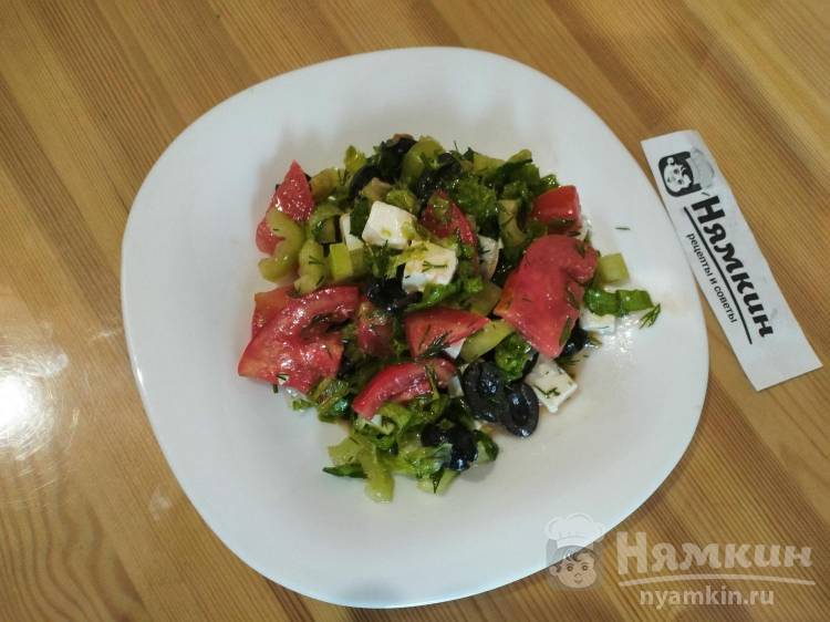 Летний салат с сыром фетакса и маслинами 