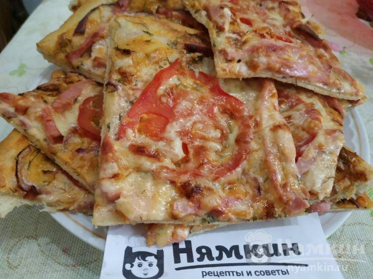 Пицца на универсальном тесте с помидорами и колбасой