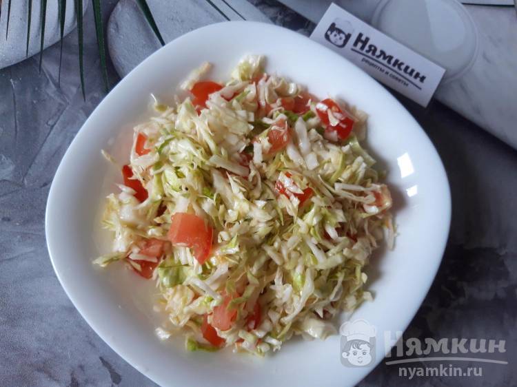 Летний салат с капустой и помидорами