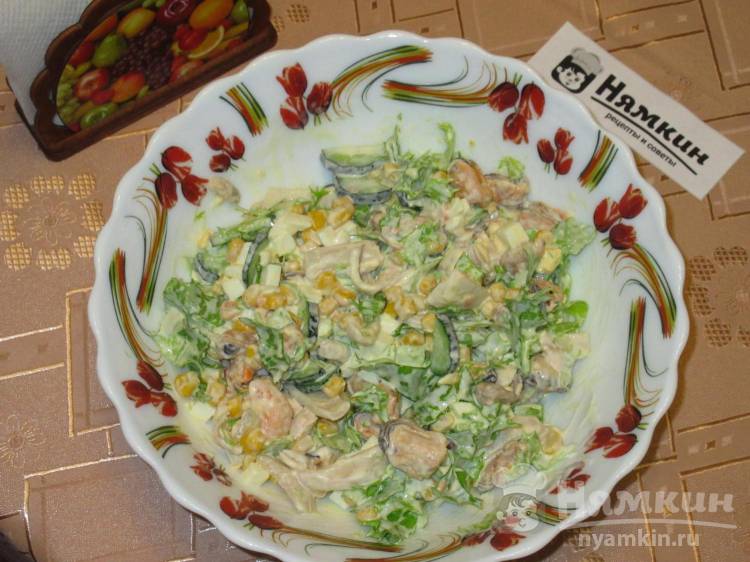 Салат из морепродуктов с яйцом и кукурузой