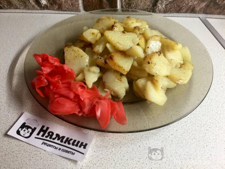 Жареный картофель с чесноком, луком и базиликом