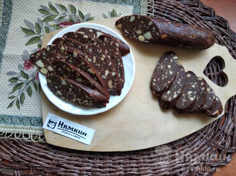Классическая шоколадная колбаса из печенья и какао