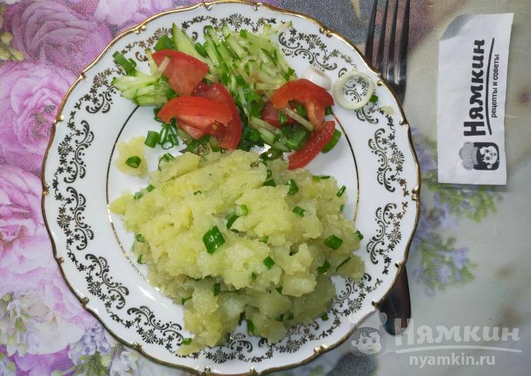 Отварная картошка с маслом и зелёным лучком