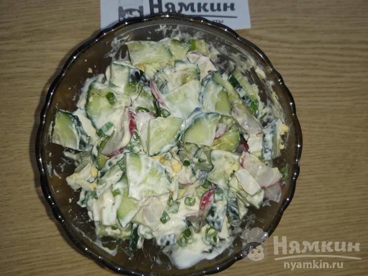 Салат с огурцом, редиской и зеленым луком