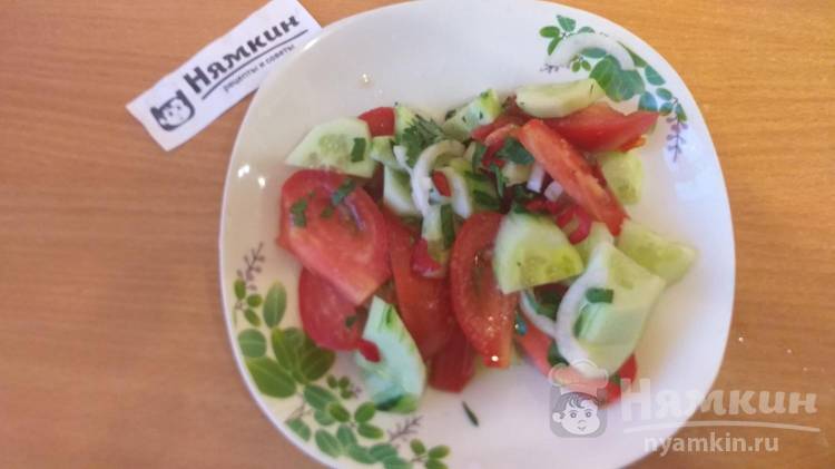 Летний салат из овощей с зеленью и оливковым маслом