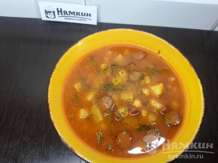 Томатный суп с нутом и копчеными колбасками
