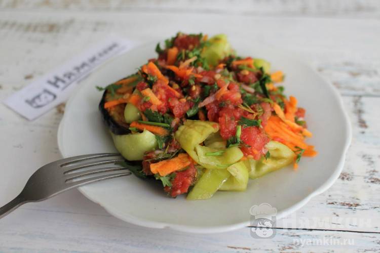 Слоеный овощной салат с жареными баклажанами
