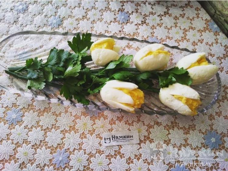 Фаршированные яйца со сливочным сыром и чесноком к праздничному столу