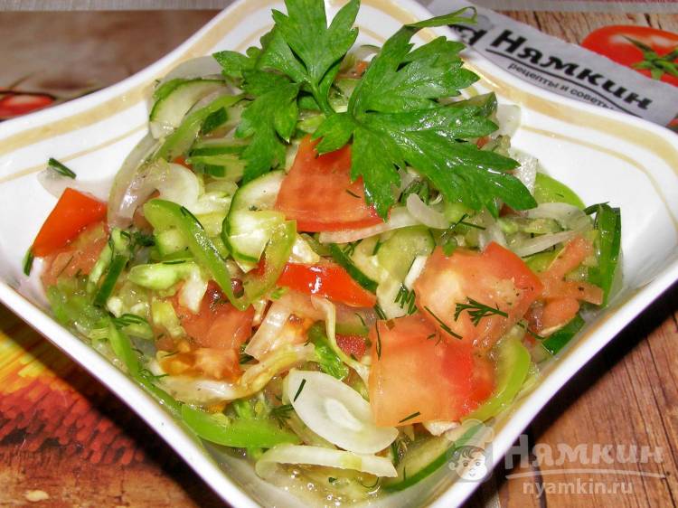 Летний салат из овощей и молодой капусты