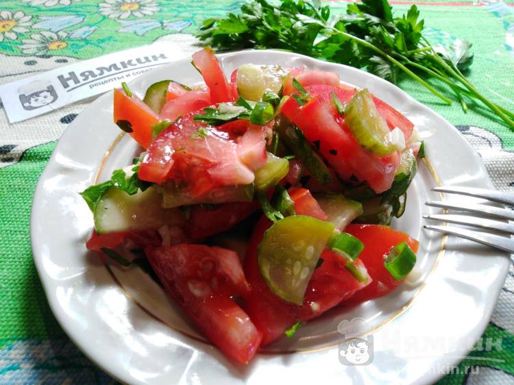 Салат с помидорами, малосольными огурцами и чесноком